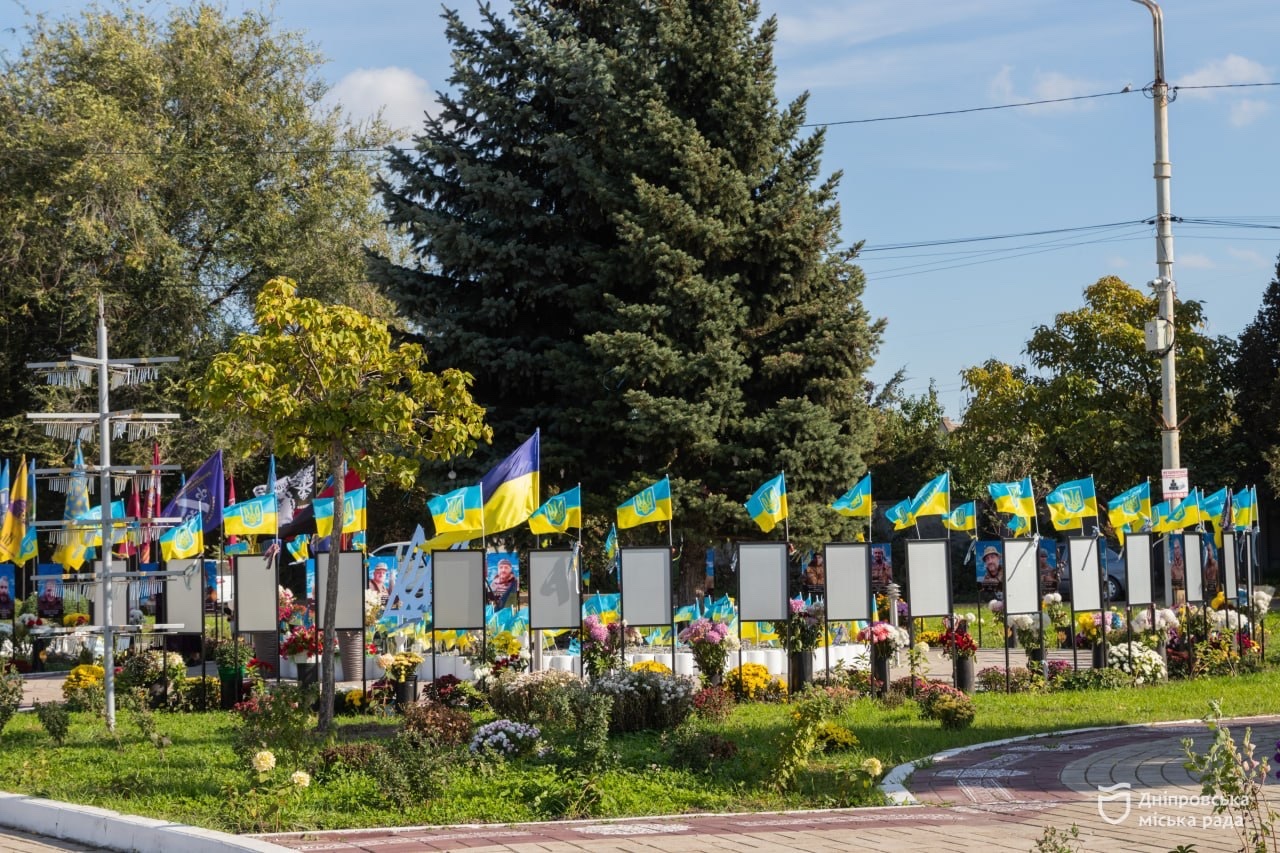 Дніпро вшановує полеглих захисників: у Новокодацькому районі на Алеї пам’яті відкрили нову частину проєкту «Історії Героїв» - 09.10.2026