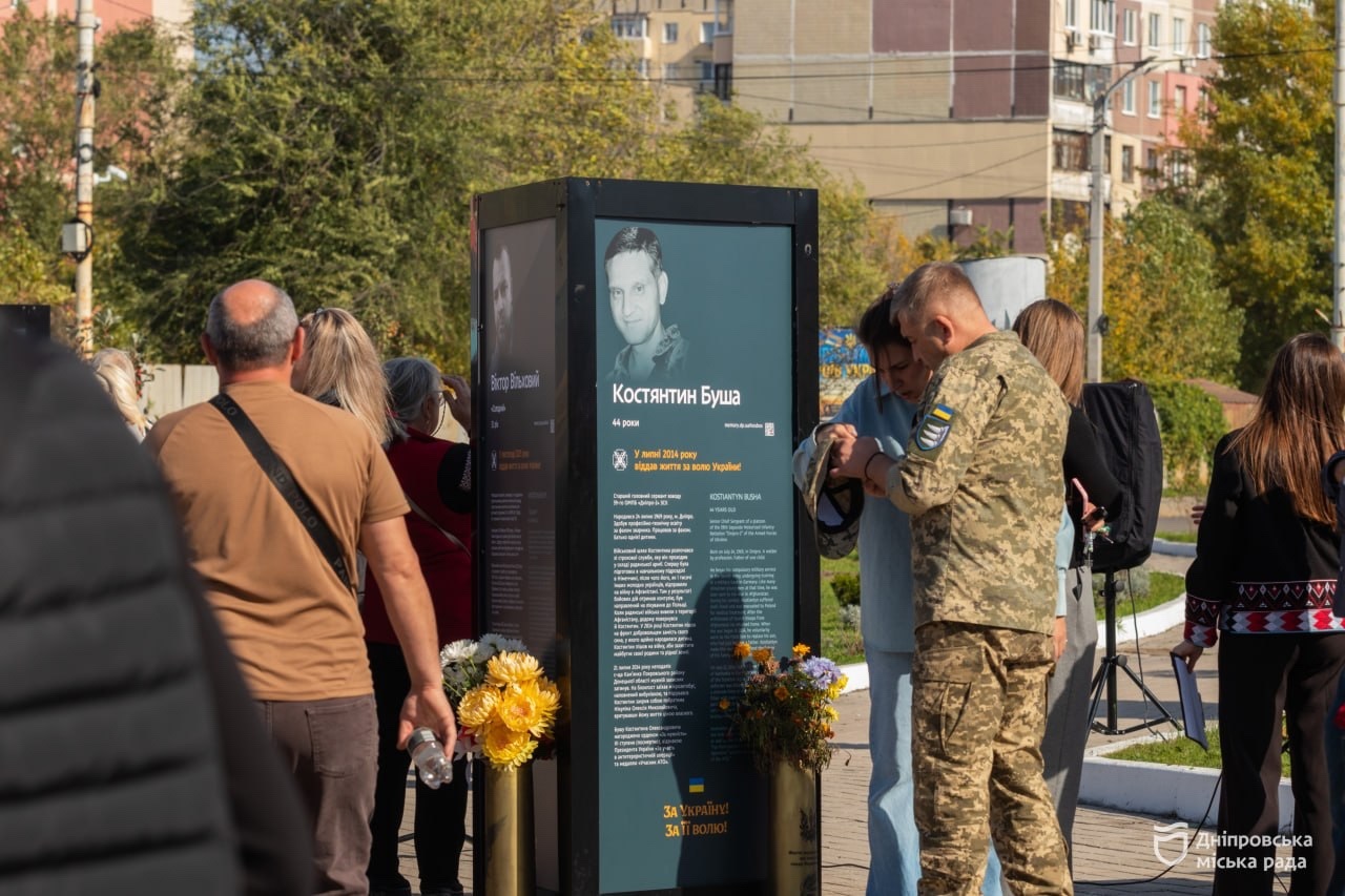 Дніпро вшановує полеглих захисників: у Новокодацькому районі на Алеї пам’яті відкрили нову частину проєкту «Історії Героїв» - 09.10.2026