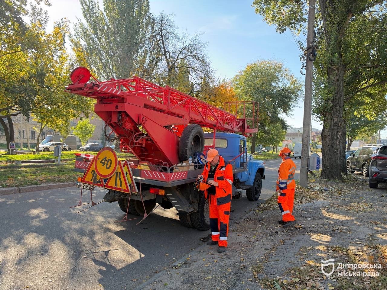 У Дніпрі перевіряють і ремонтують мережі зовнішнього освітлення - 09.10.2026