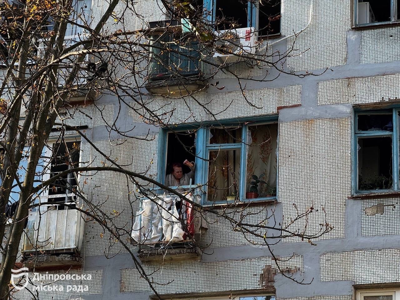 У Дніпрі внаслідок атаки рф ввечері 10 жовтня пошкоджено будинки, поліклініку та заклад освіти. Ліквідація наслідків триває - 11.10.2026