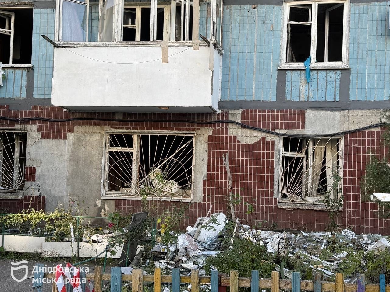 У Дніпрі внаслідок атаки рф ввечері 10 жовтня пошкоджено будинки, поліклініку та заклад освіти. Ліквідація наслідків триває - 11.10.2026