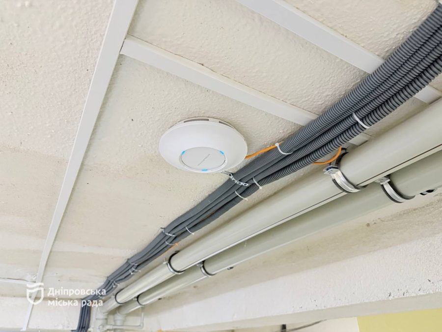 Стабільний інтернет в укриттях і класах: у Дніпрі вдосконалюють Wi-Fi у закладах середньої освіти - 15.10.2026