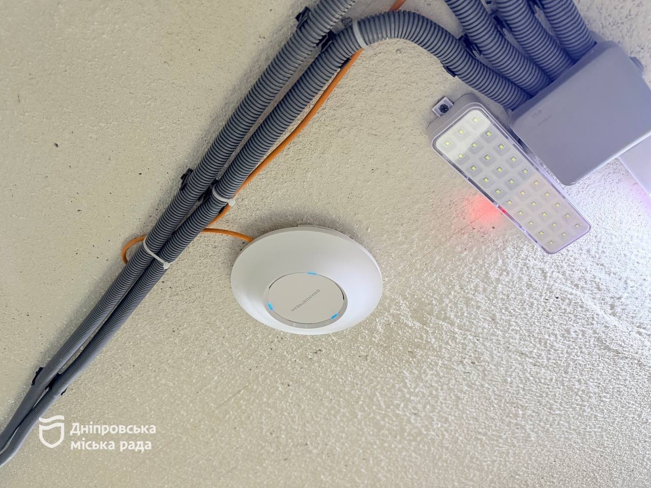 Стабільний інтернет в укриттях і класах: у Дніпрі вдосконалюють Wi-Fi у закладах середньої освіти - 15.10.2026
