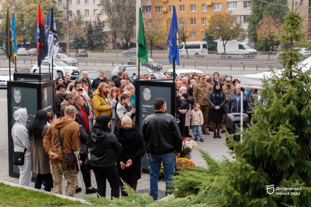 У Дніпрі відкрили третю частину проєкту «Історії Героїв» із 36 історіями полеглих воїнів - 16.10.2026