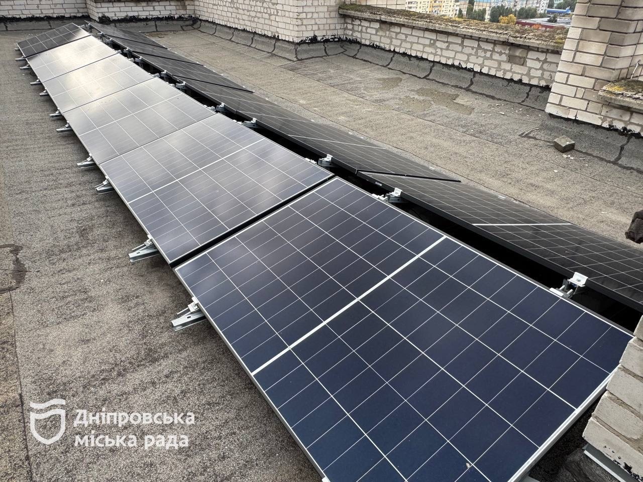 Сонячні панелі, резервне живлення та економія тепла: як у Дніпрі підвищують енергонезалежність багатоповерхівок - 19.10.2026