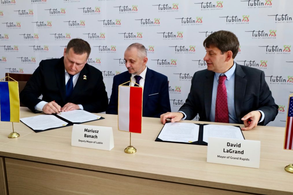 Дніпро став офіційним побратимом Гранд-Рапідса — другого за чисельністю населення міста в штаті Мічиган (США). Мери ЛаГранд і Філатов підписали угоду - 23.10.2026 Дніпро став офіційним побратимом Гранд-Рапідса — другого за чисельністю населення міста в штаті Мічиган (США). Мери ЛаГранд і Філатов підписали угоду - 23.10.2026