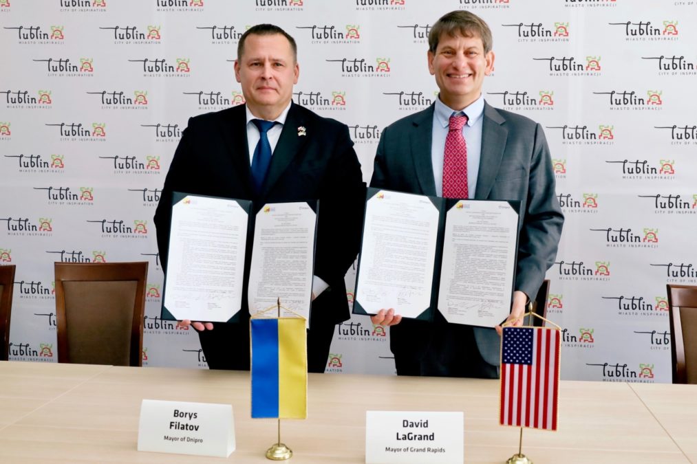 Дніпро став офіційним побратимом Гранд-Рапідса — другого за чисельністю населення міста в штаті Мічиган (США). Мери ЛаГранд і Філатов підписали угоду - 23.10.2026 Дніпро став офіційним побратимом Гранд-Рапідса — другого за чисельністю населення міста в штаті Мічиган (США). Мери ЛаГранд і Філатов підписали угоду - 23.10.2026