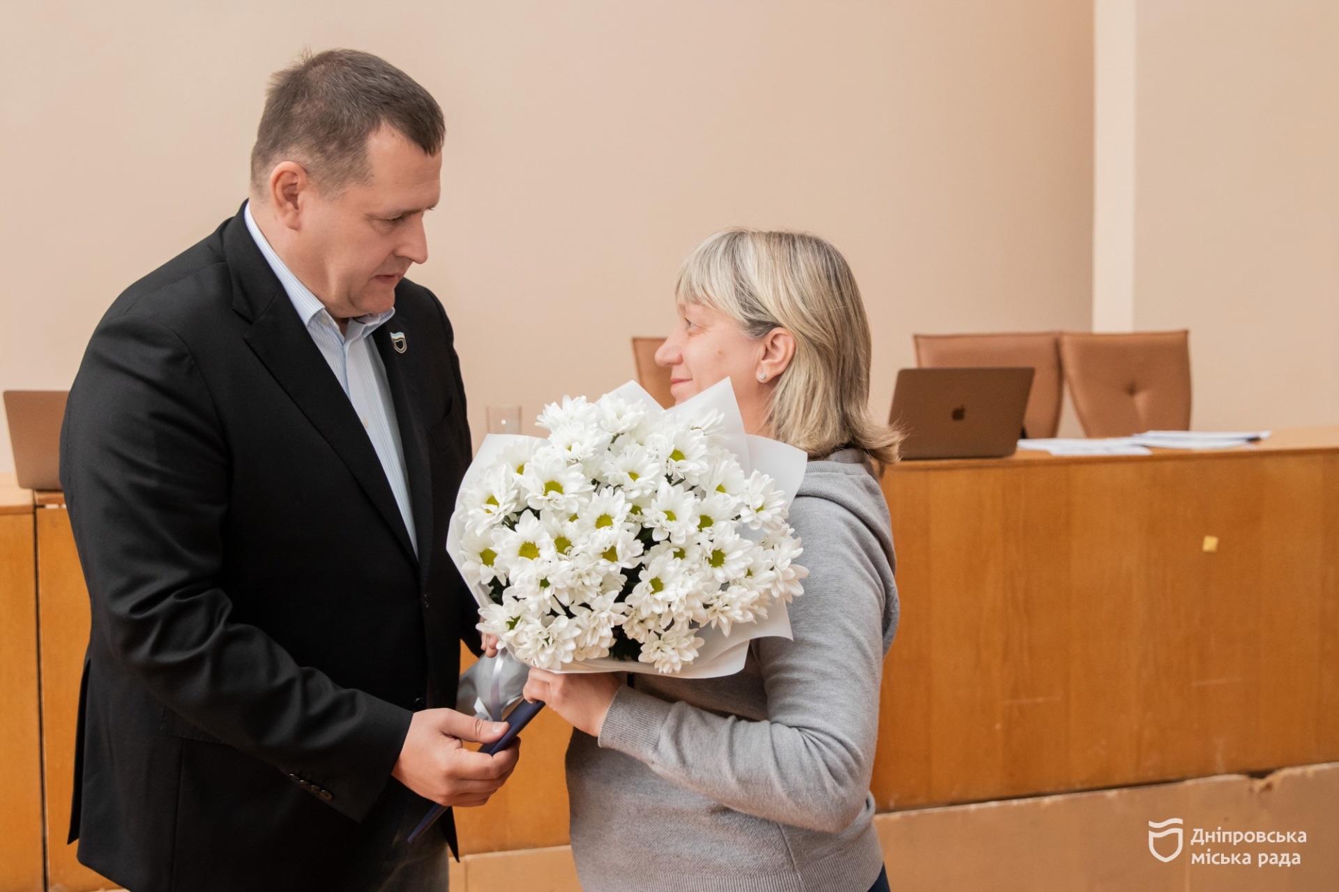 Викладаються на максимум, щоб піклуватися про всіх, хто того потребує. У Дніпрі під час сесії Філатов вручив нагороди співробітникам соціальної сфери міста - 28.10.2026