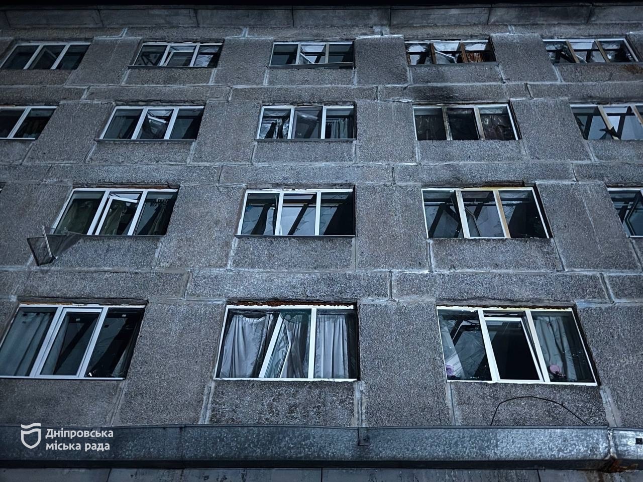 У Дніпрі внаслідок атаки рф увечері 29 жовтня пошкоджено гуртожиток: вибито понад 50 вікон - 29.10.2026