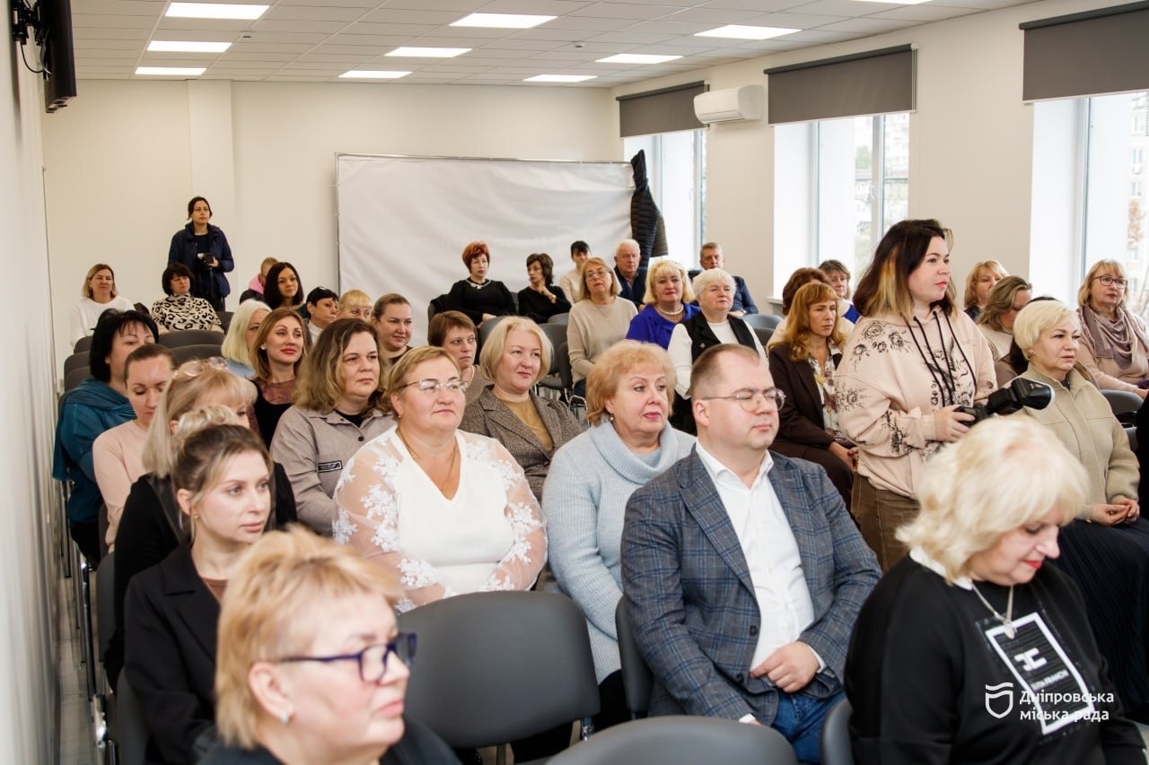 Сила людяності та щоденна допомога: у Дніпрі нагородили працівників соціальної сфери - 31.10.2026