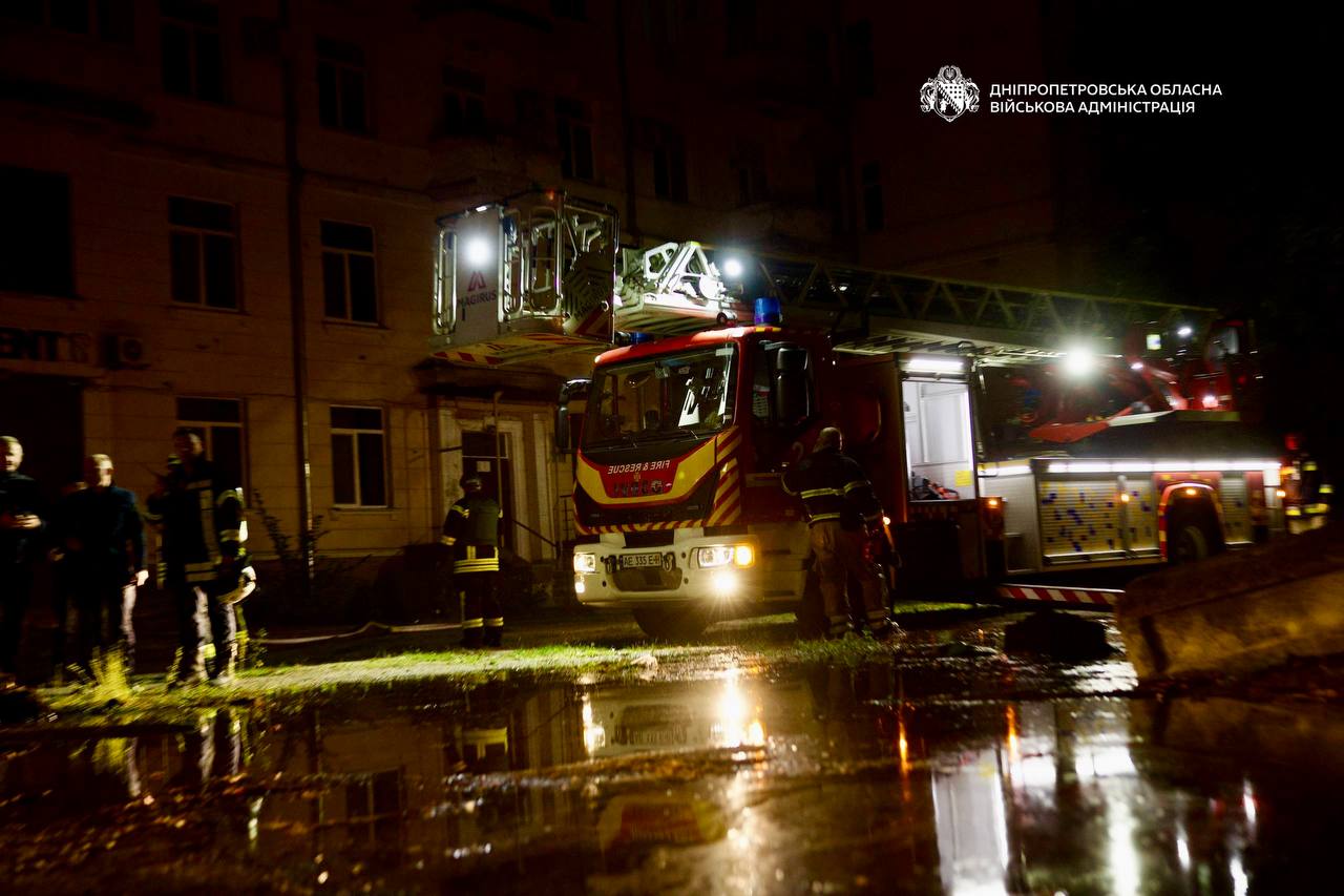 У Дніпрі через атаку рф виникла пожежа в багатоповерхівці: троє жінок постраждали - 02.10.2026