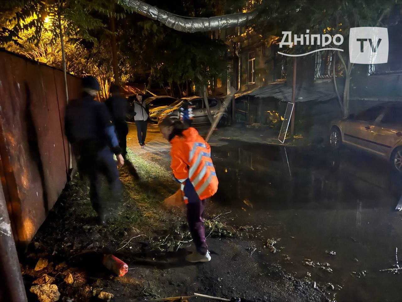 Дніпро оговтується після вечірнього удару: як зараз виглядає місце атаки - 02.10.2026