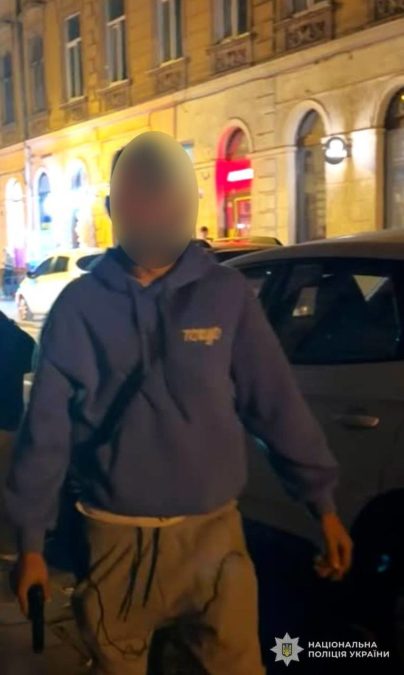 У Львові двоє мешканців Дніпропетровщини побили перехожого та погрожували пістолетом - 05.10.2026