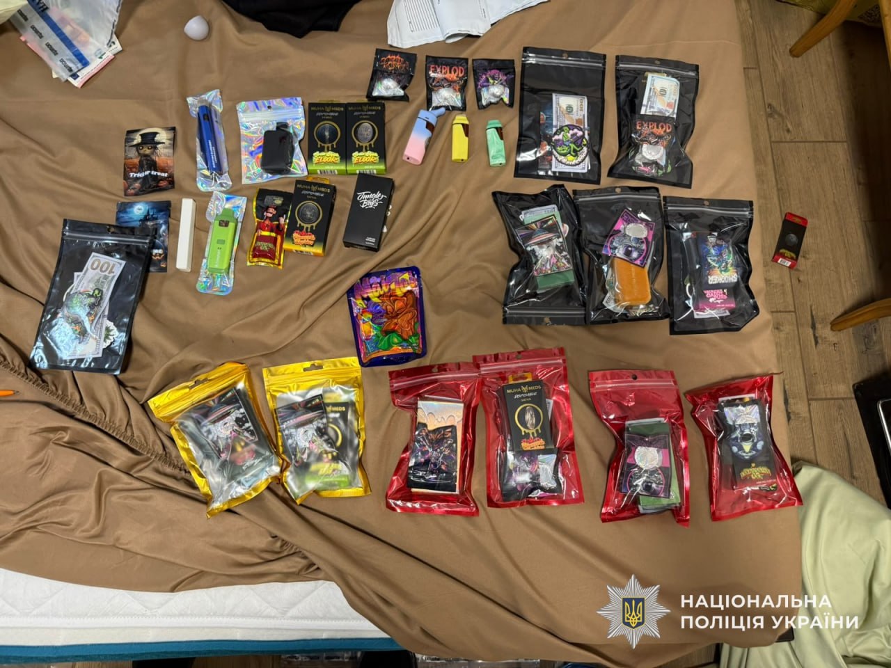 Цукерки із психотропами та рідина для вейпів із канабісом: у Дніпрі викрили групу наркозбувачів