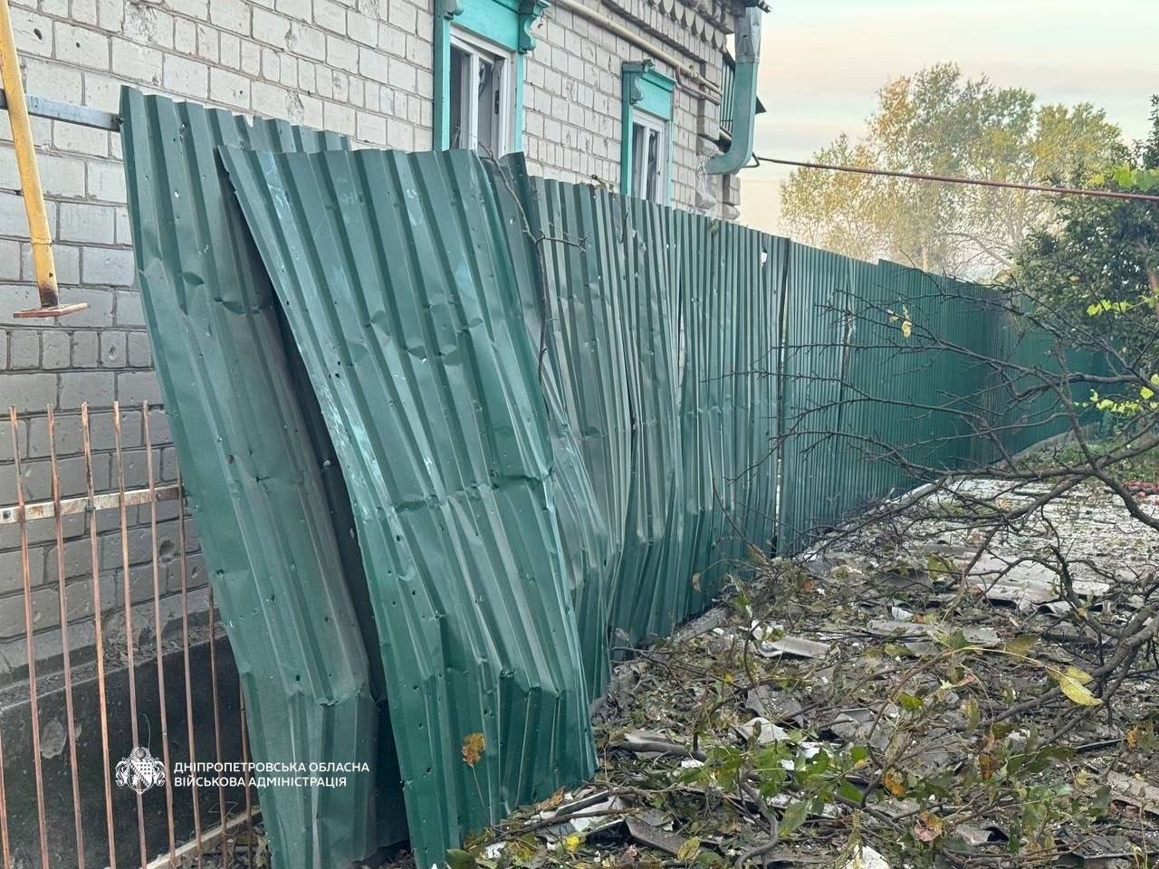 Ворог атакував Дніпро та ще три райони області: пошкоджені будинки й автівки - 20.10.2026