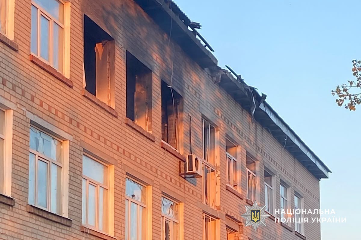 На Дніпропетровщині ворог атакував інфраструктуру та приватні будинки: поліція документує наслідки обстрілів - 22.10.2026