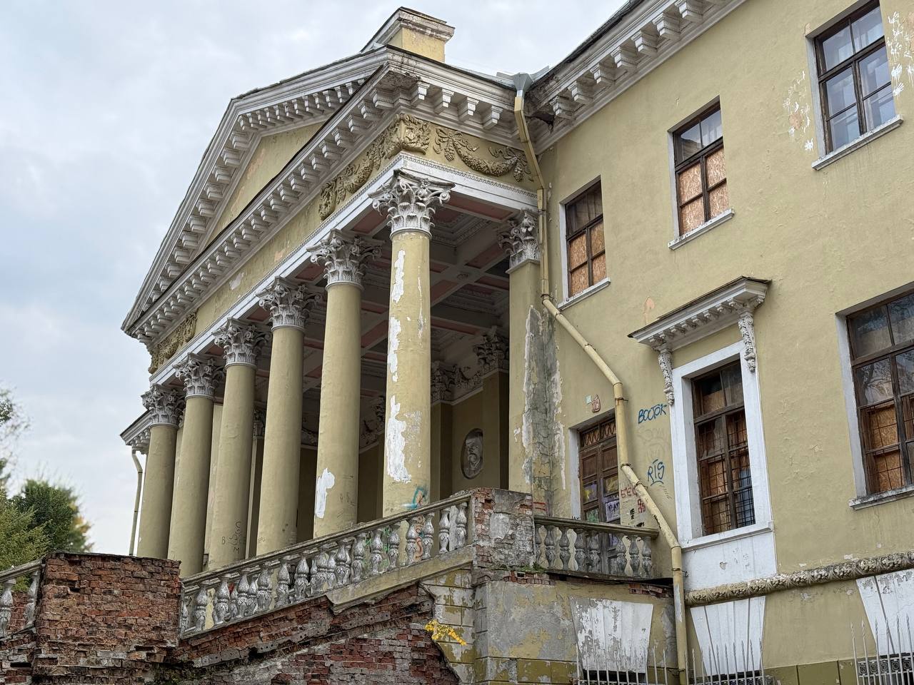 Ректора ДНУ якого суд зобовʼязав реставрувати понівечений Палац студентів можуть притягнути до кримінальної відповідальності за ігнорування руйнації архітектурної памʼятки