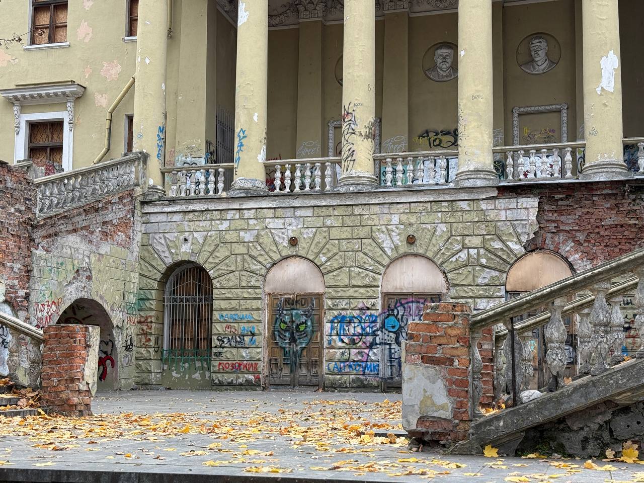 Ректора ДНУ якого суд зобовʼязав реставрувати понівечений Палац студентів можуть притягнути до кримінальної відповідальності за ігнорування руйнації архітектурної памʼятки