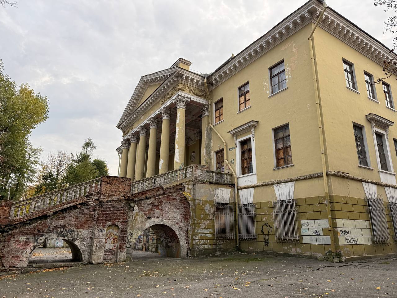 Ректора ДНУ якого суд зобовʼязав реставрувати понівечений Палац студентів можуть притягнути до кримінальної відповідальності за ігнорування руйнації архітектурної памʼятки