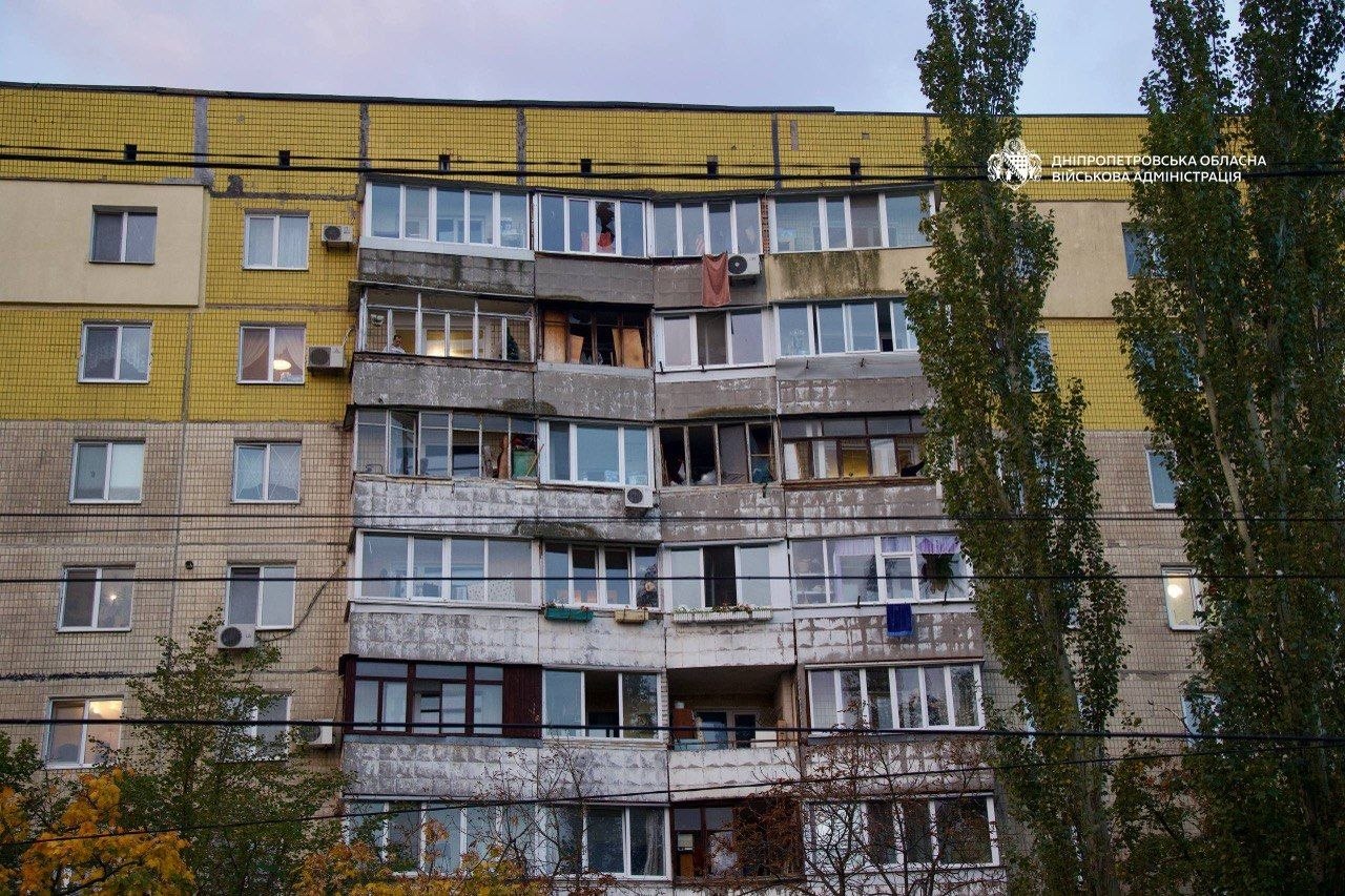 рф атакувала Дніпро та область пошкоджені багатоповерхівки транспортний об’єкт та автівки