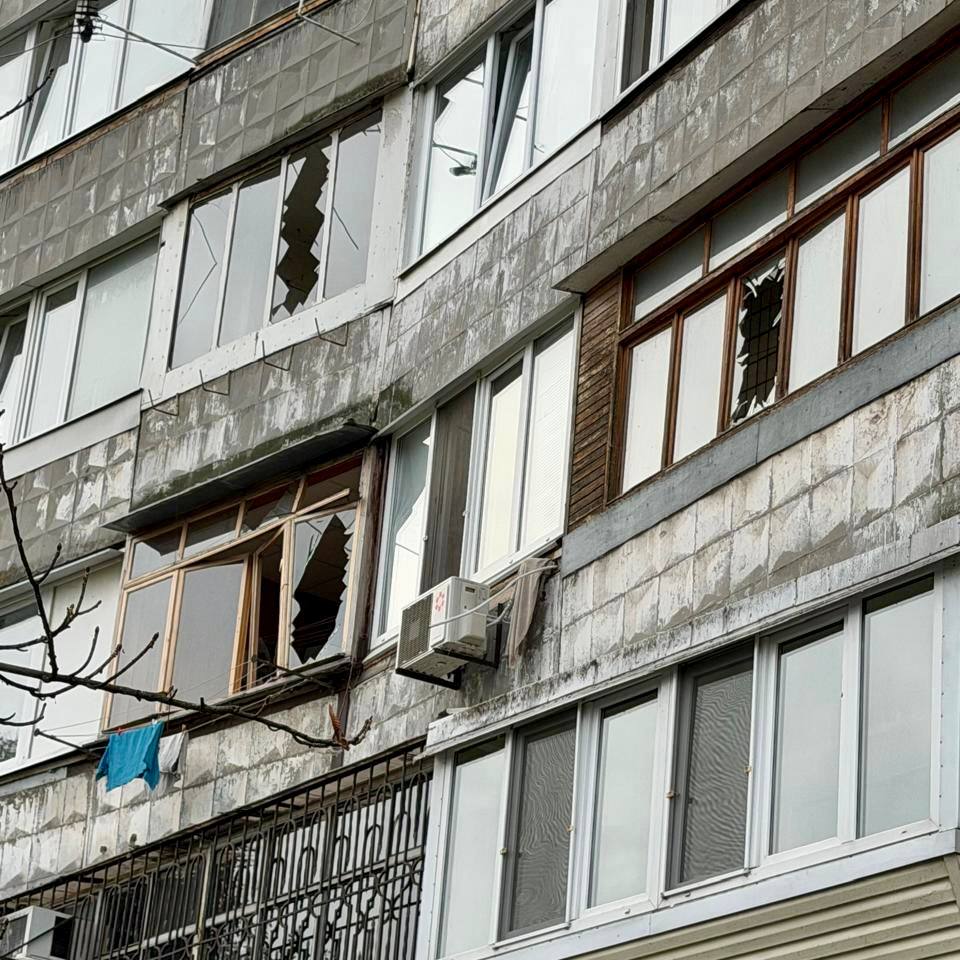 У Дніпрі через ранкову атаку рф пошкоджені дві багатоповерхівки гімназія та авто — Борис Філатов