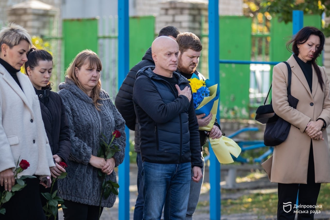 У Дніпрі на фасаді гімназії № 30 відкрили меморіальну дошку її випускнику — захиснику України Олегу Малому