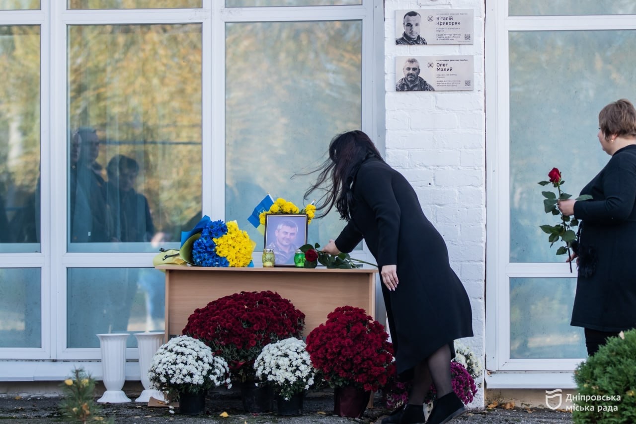 У Дніпрі на фасаді гімназії № 30 відкрили меморіальну дошку її випускнику — захиснику України Олегу Малому