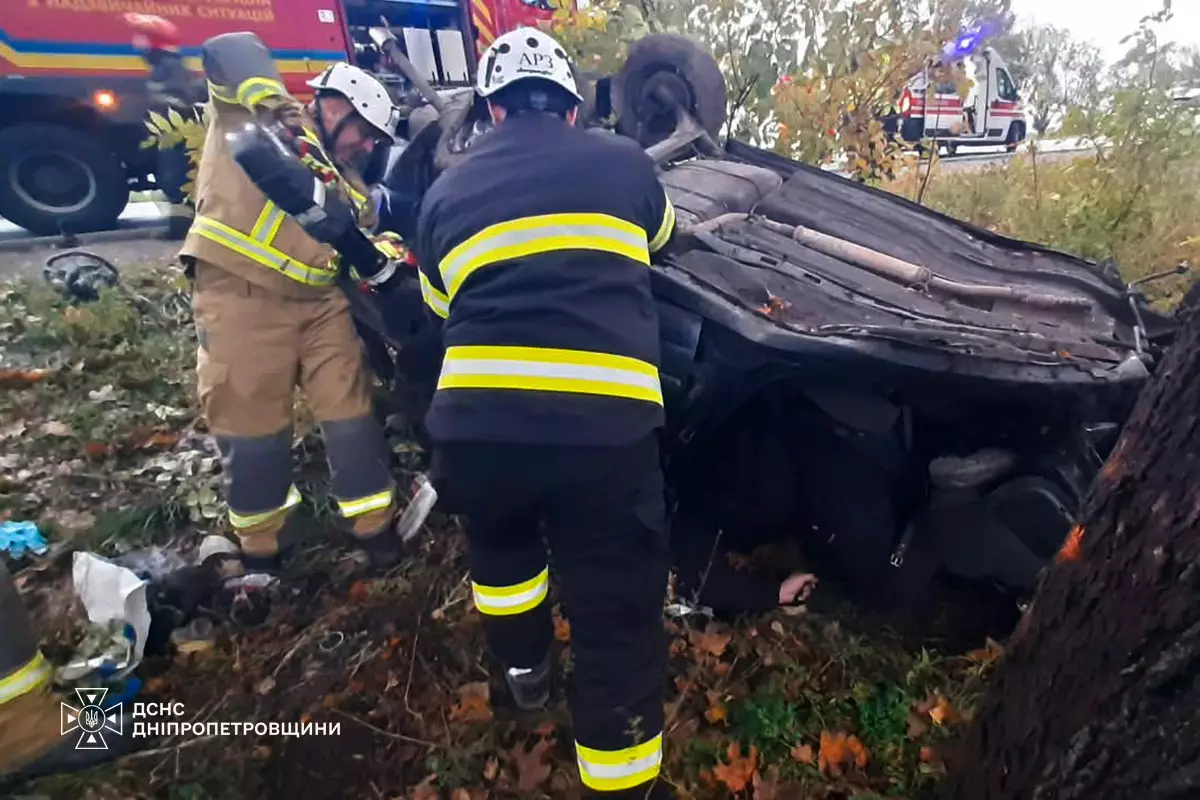 У Дніпрі ВАЗ врізався в дерево водій загинув, трьох пасажирок травмовано