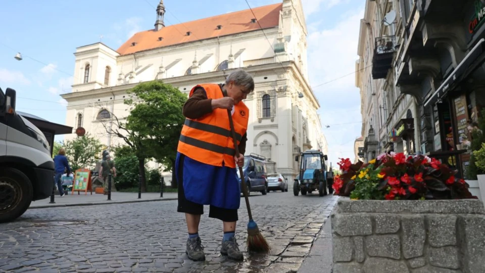 У Львові не виплачують зарплати водіям трамваїв і двірникам через блокування платежів Казначейством