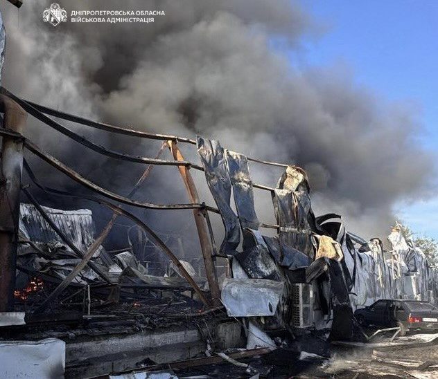 У передмісті Дніпра росіяни атакували склади троє людей поранені чоловік у важкому стані