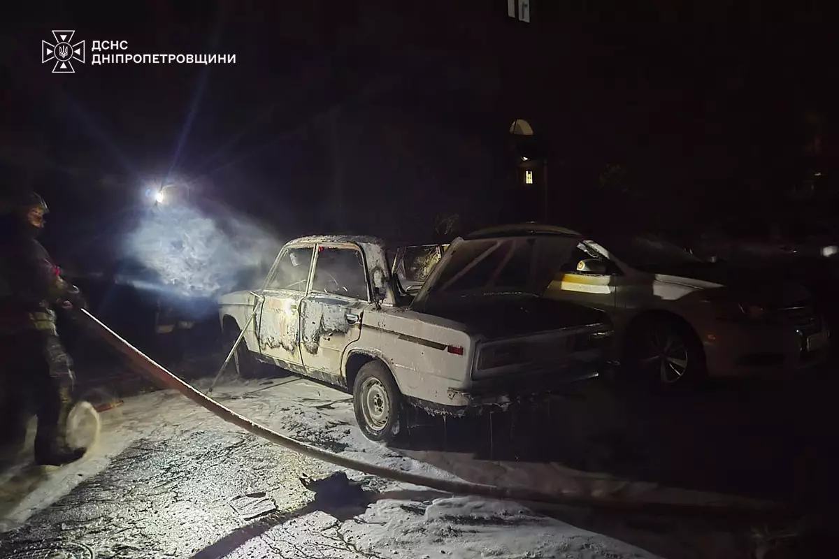 У центрі Дніпра вночі загорівся ВАЗ вогонь пошкодив ще один автомобіль