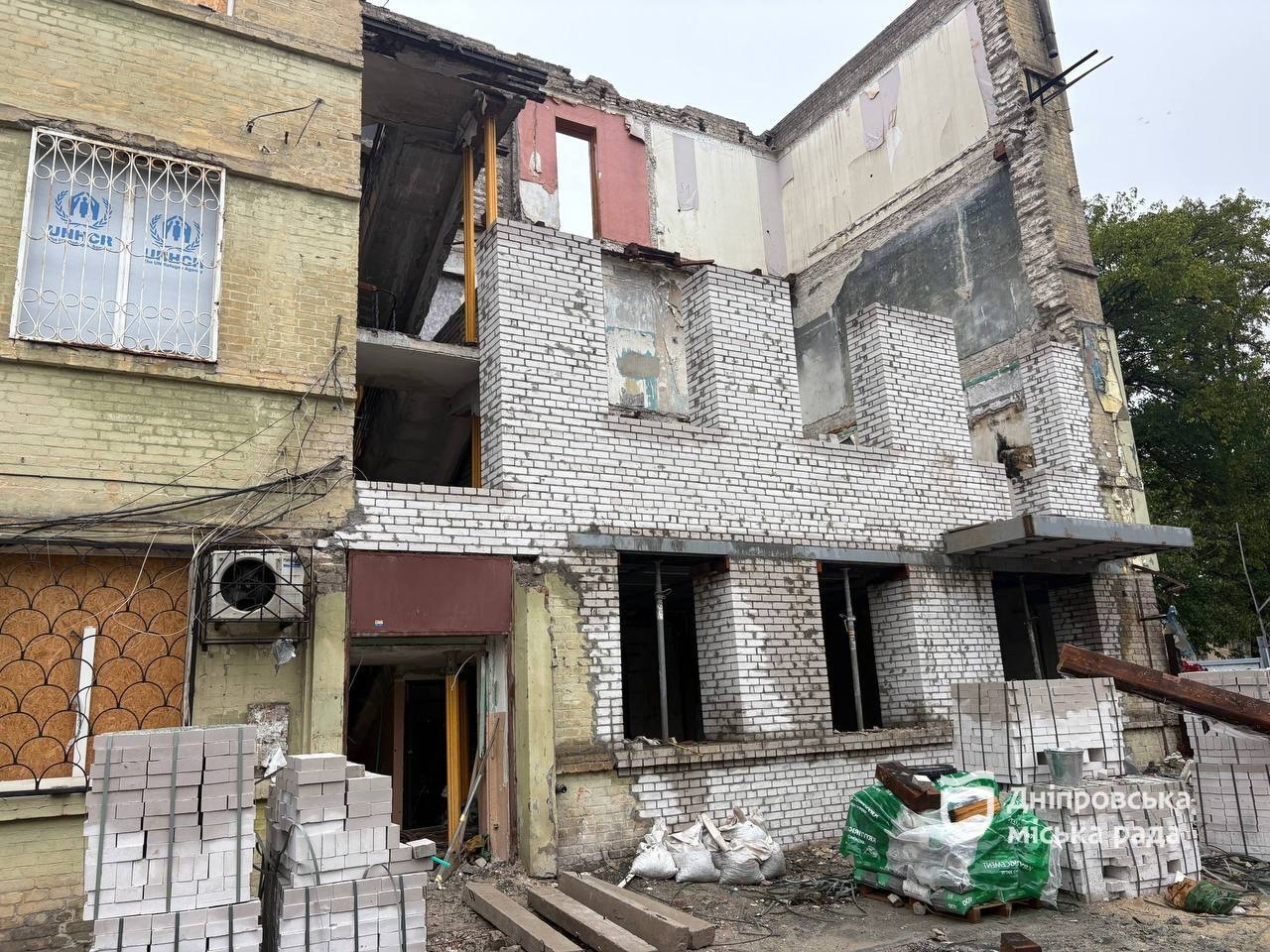 Відбудовують під’їзд із нуля: у Дніпрі відновлюють будинок на вул. Старокозацькій, пошкоджений ворожою атакою