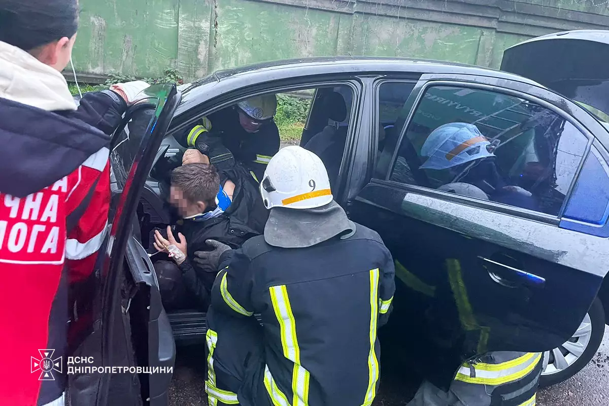У Кам’янському легковик зіткнувся з причепом вантажівки: водія затисло в салоні авто - 17.10.2026